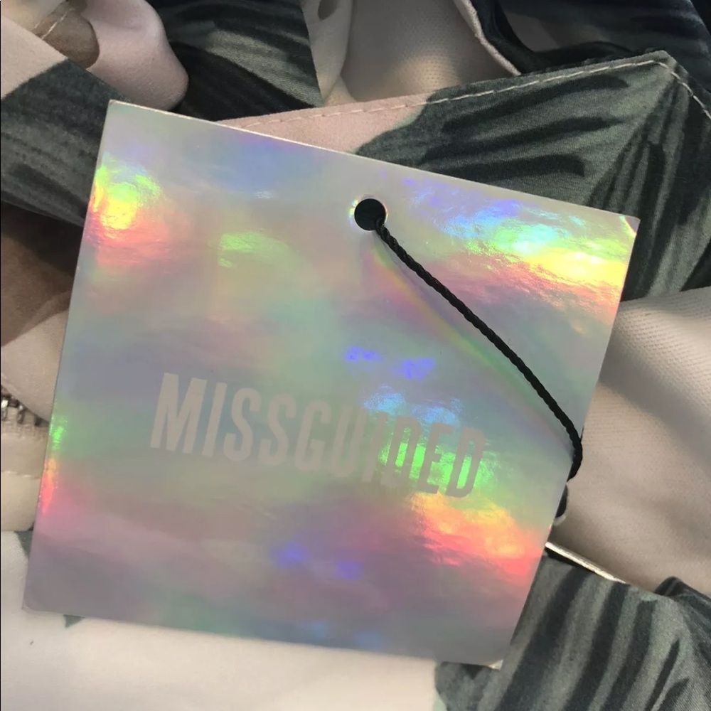 ➡️Host Pick⬅️NWT Missguided Off Shoulder Badot Top - Picture 4 of 4